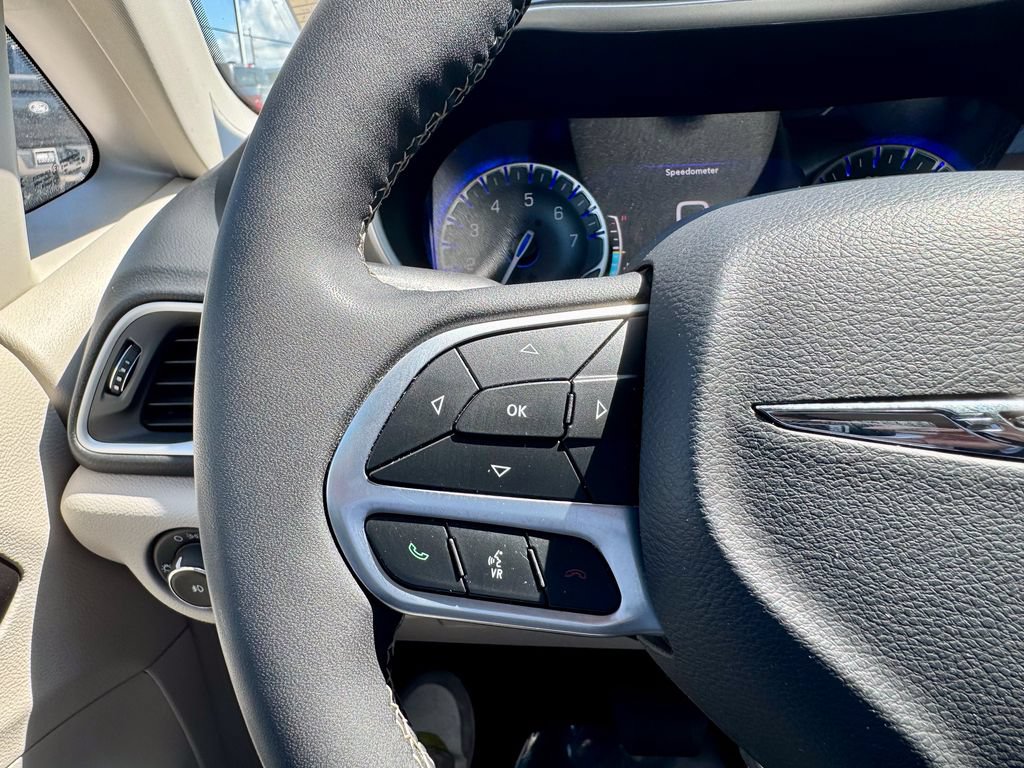 Used 2024 Chrysler Pacifica Touring-L FWD image 34