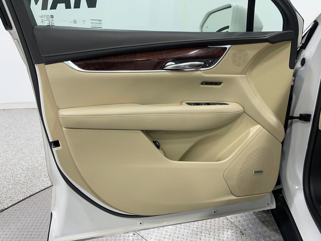 Used 2017 Cadillac XT5 Luxury image 16