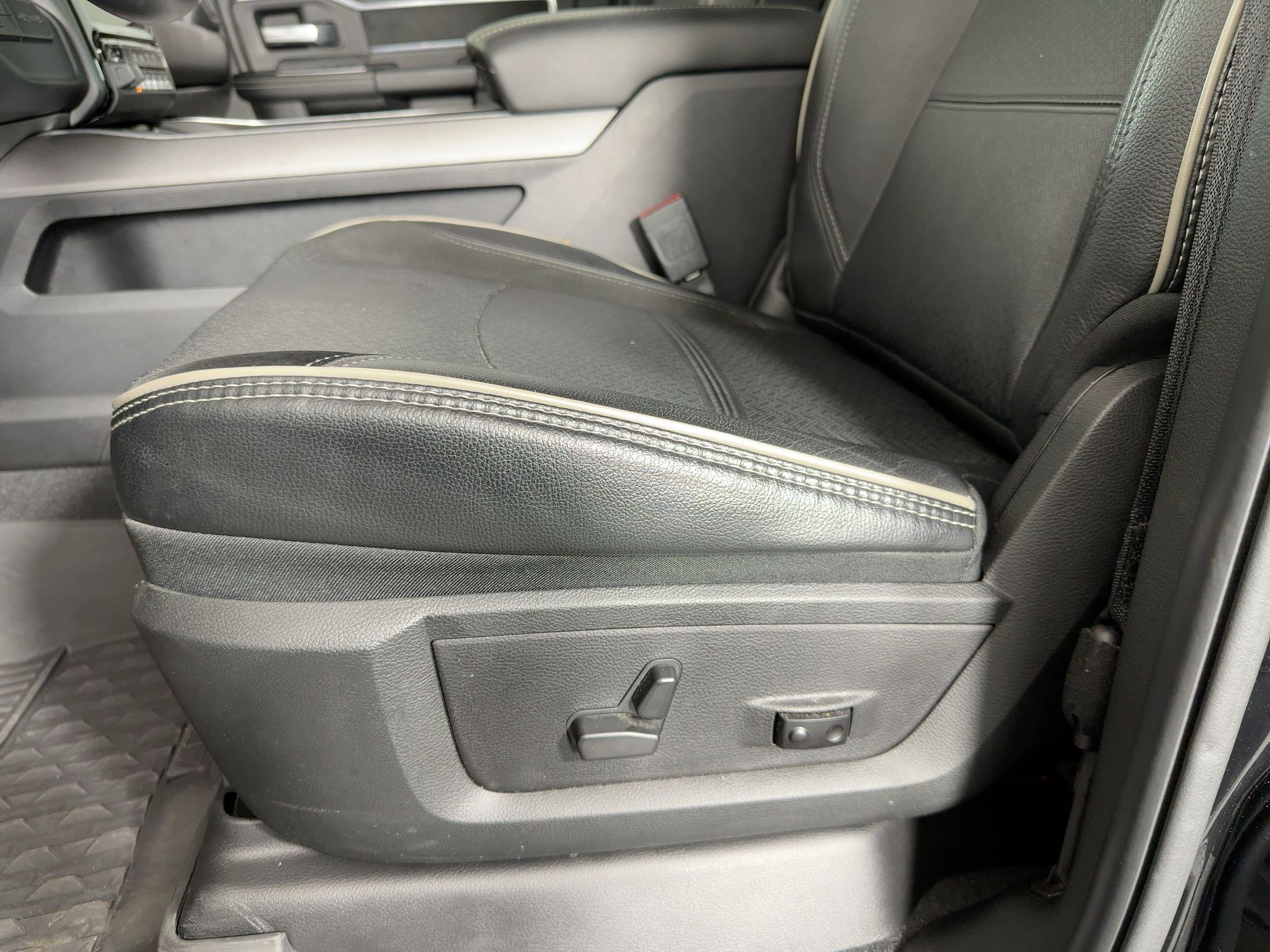 Used 2024 RAM 2500 Laramie w/ Sport Appearance Package image 13