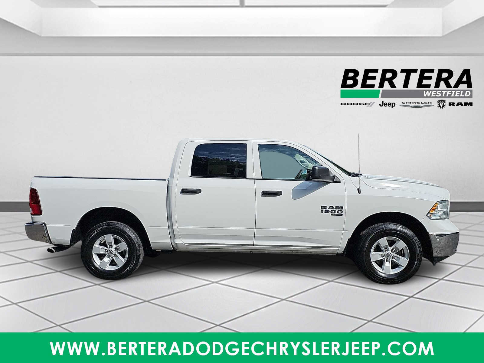 Used 2022 RAM 1500 Classic SLT AWD/4WD image 7