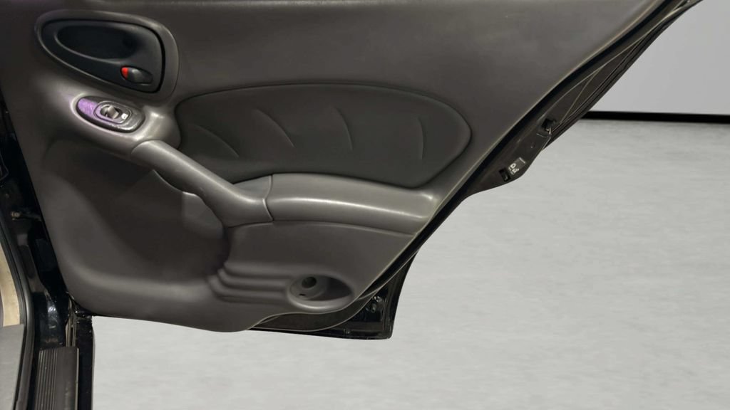 Used 2004 Pontiac Grand Am GT FWD image 13