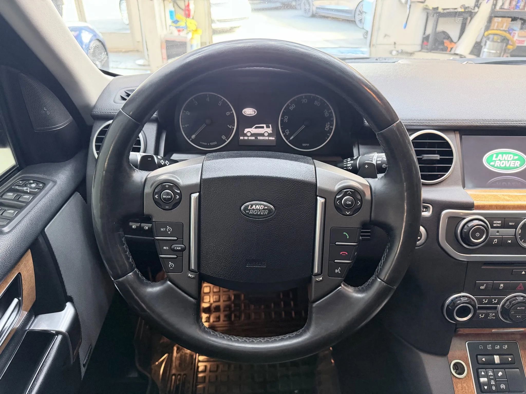 Used 2016 Land Rover LR4 HSE Silver Edition AWD/4WD image 14