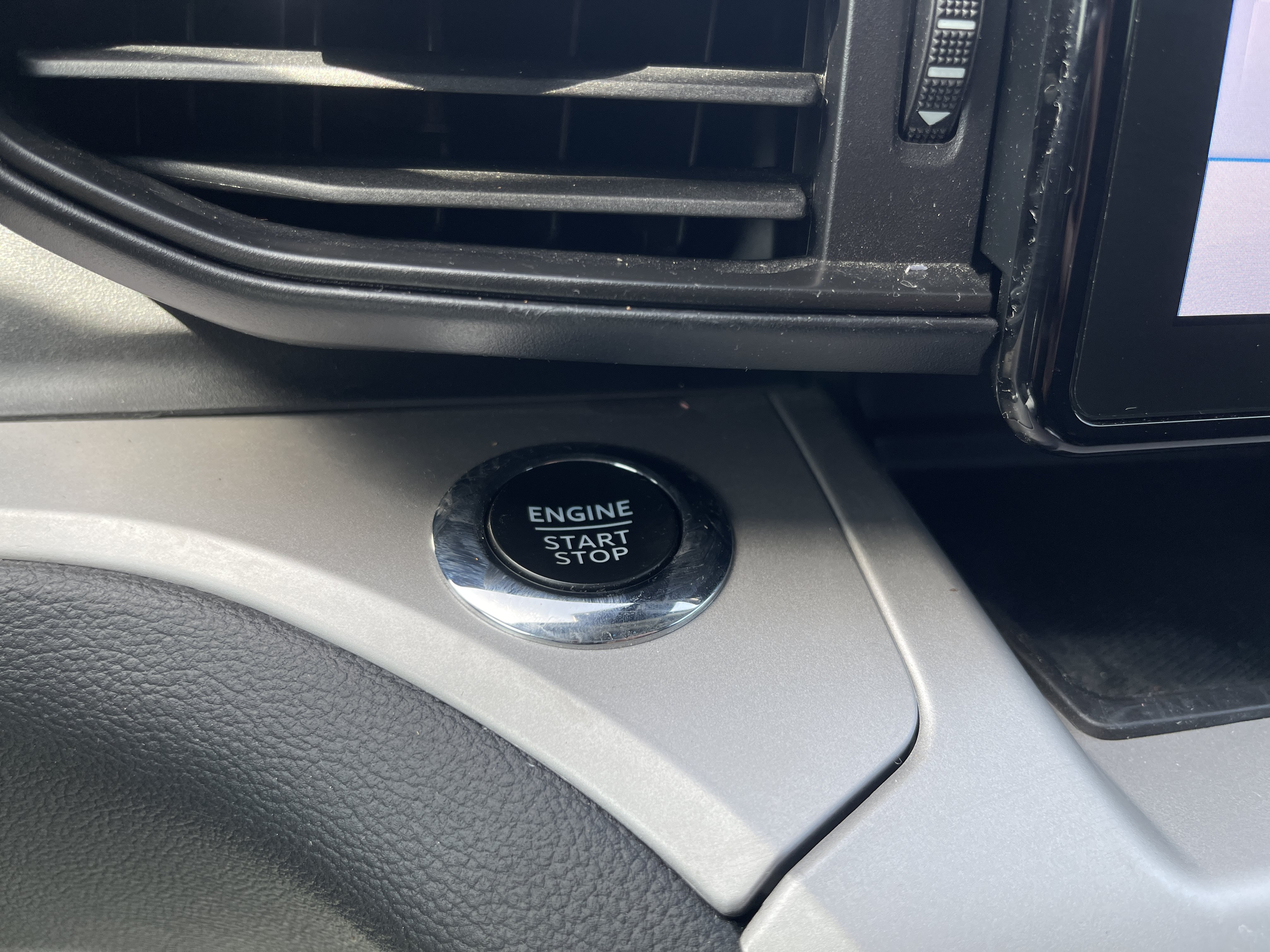 Used 2024 Ford Explorer XLT RWD image 23