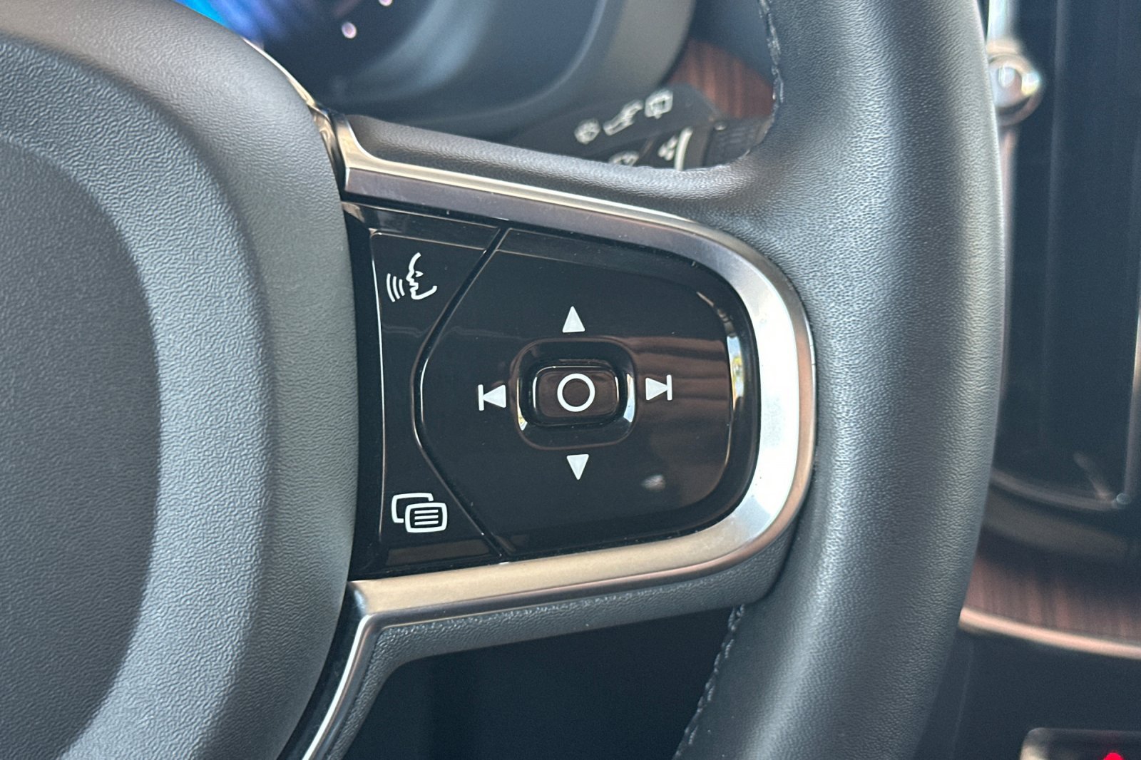 Certified 2023 Volvo XC60 T8 Plus AWD/4WD image 30
