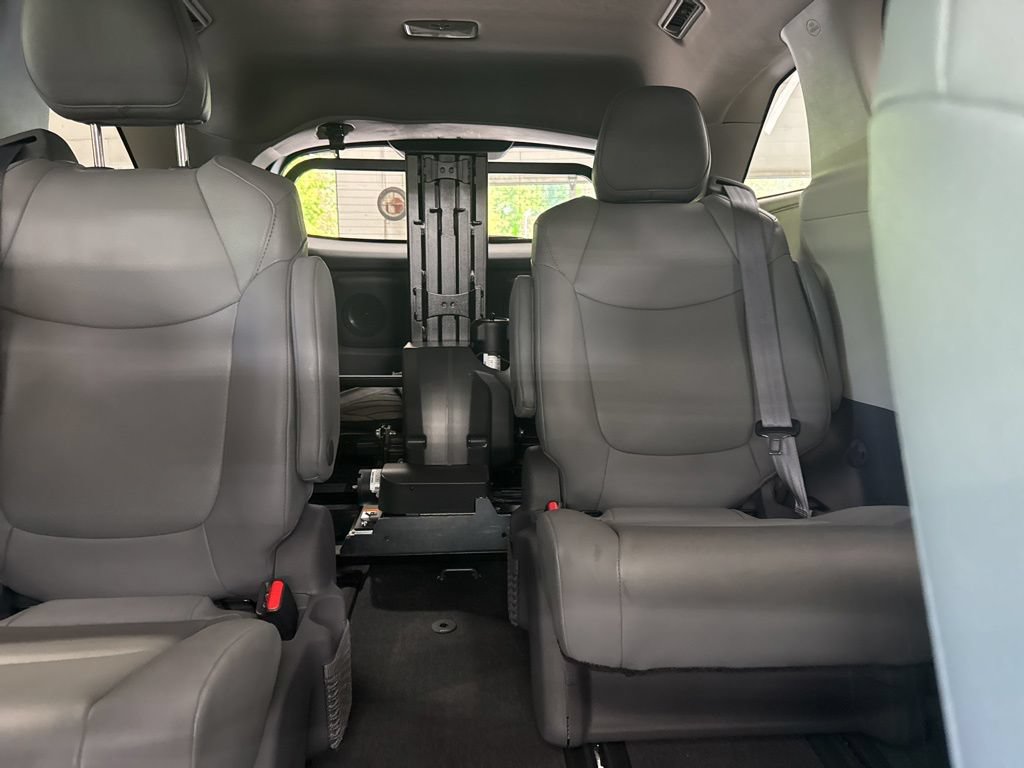 Used 2021 Toyota Sienna XLE FWD image 25