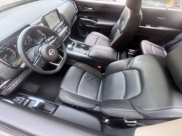 Used 2023 Nissan Pathfinder SL w/ Black Appearance Package image 23