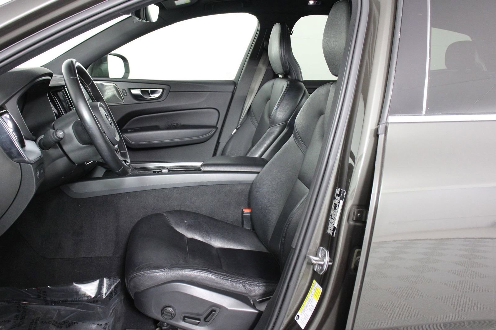 Used 2020 Volvo XC60 T5 Momentum w/ Protection Package Premier image 31