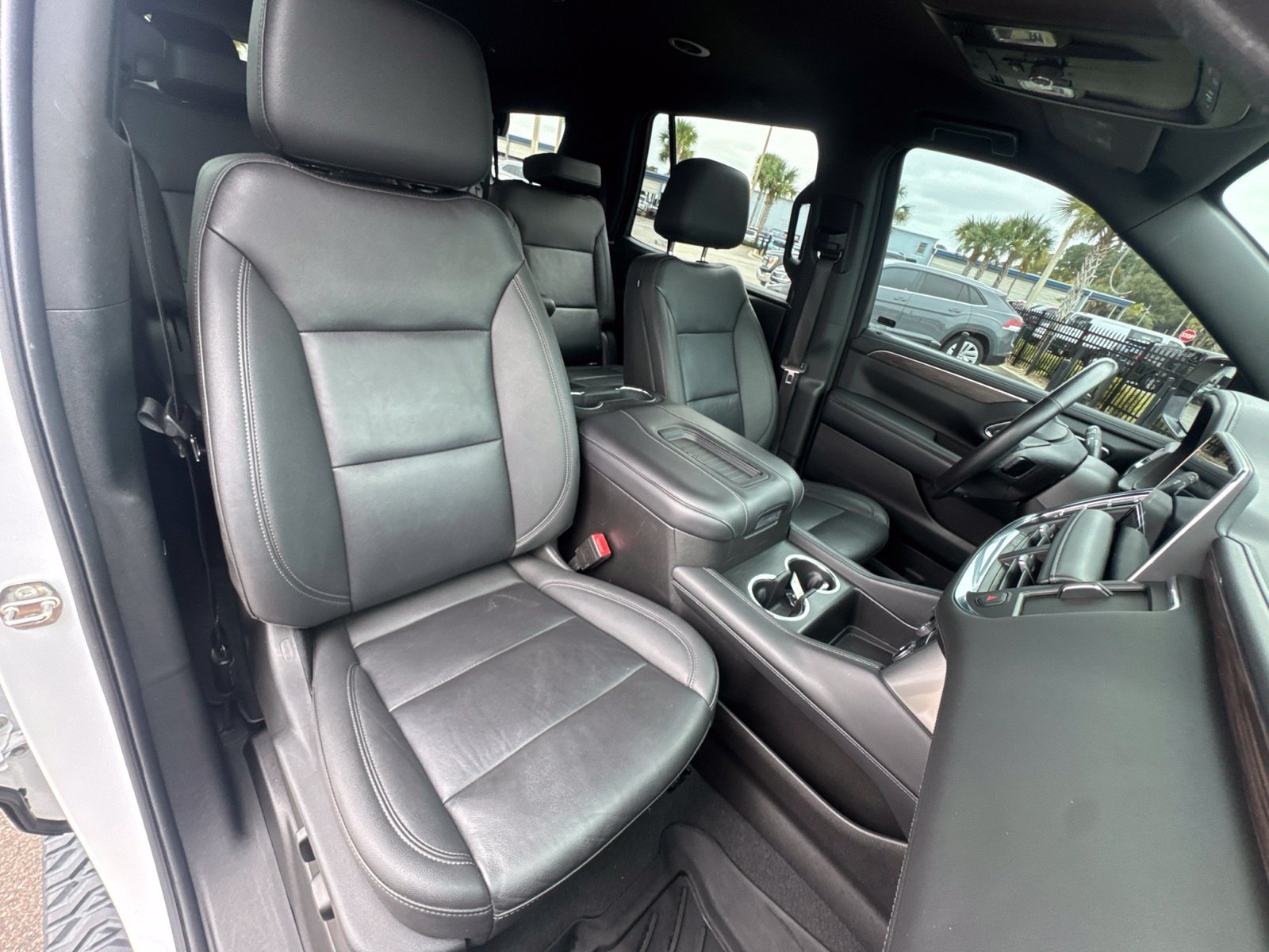 Used 2022 Chevrolet Tahoe Z71 w/ Luxury Package AWD/4WD image 15