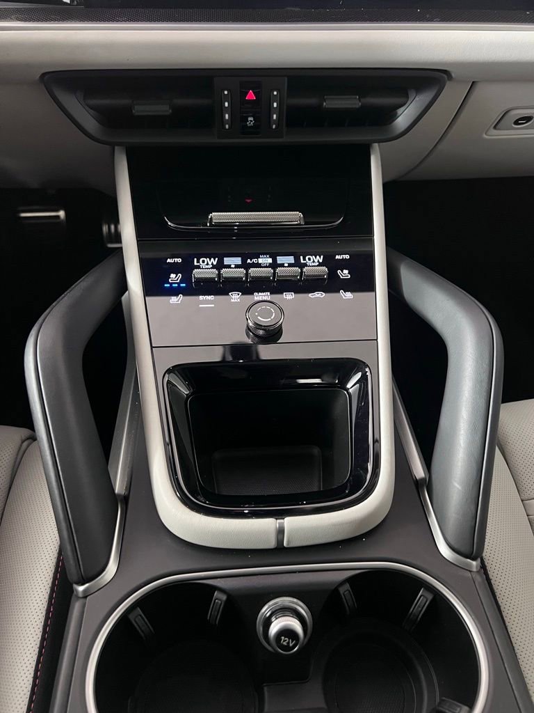 Certified 2025 Porsche Cayenne Turbo AWD/4WD image 36
