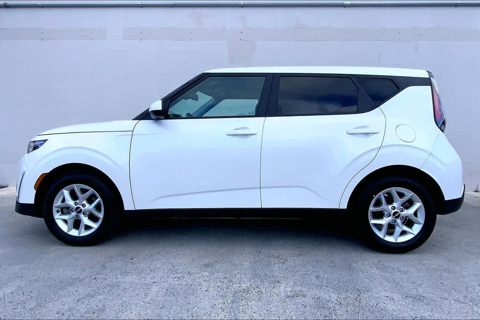 Used 2025 Kia Soul LX w/ LX Technology Package FWD image 3