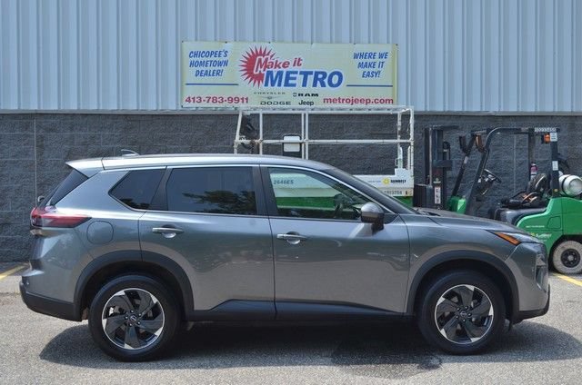 Used 2024 Nissan Rogue SV AWD/4WD image 9