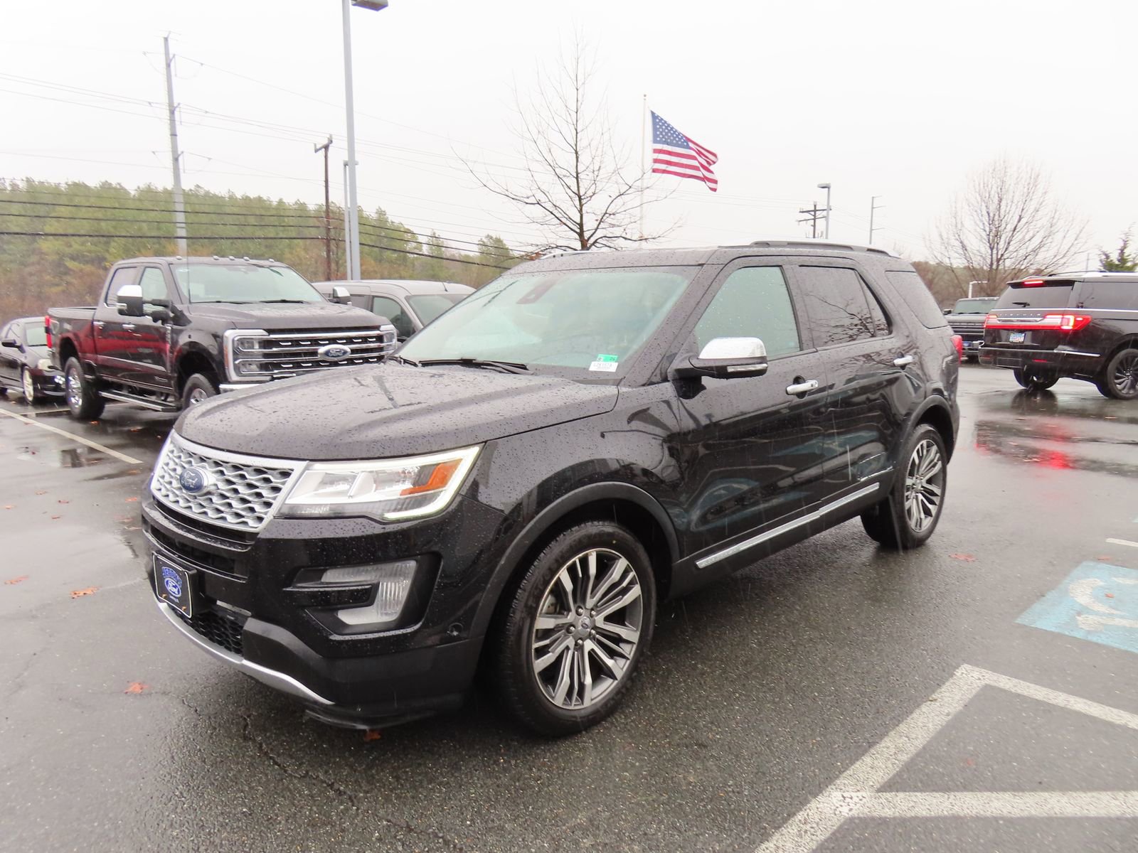 Used 2017 Ford Explorer Platinum image 3