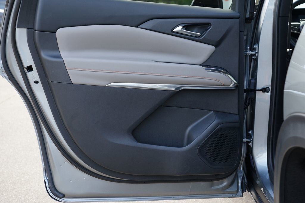 Used 2025 Chevrolet Traverse LT image 19