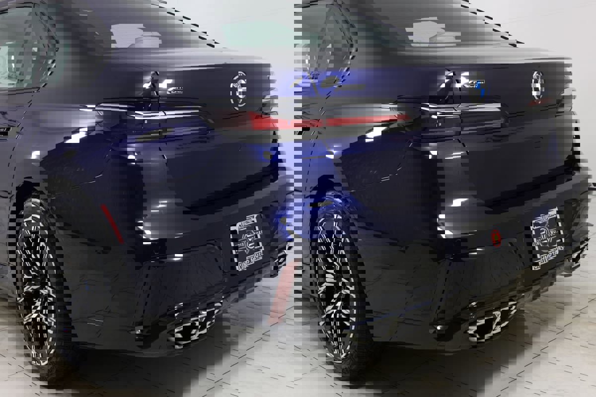 Used 2023 BMW 760i xDrive image 42