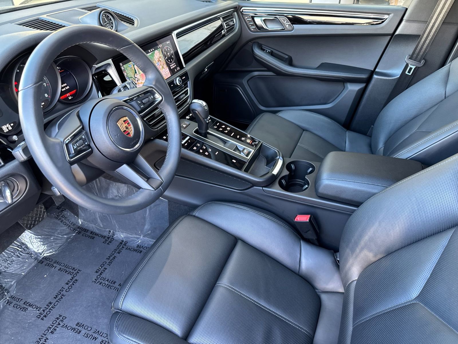 Certified 2025 Porsche Macan image 4