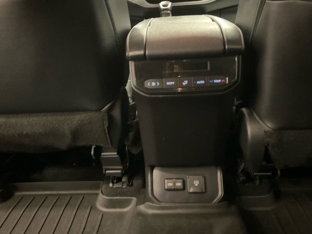 Used 2023 Toyota Highlander Limited image 36