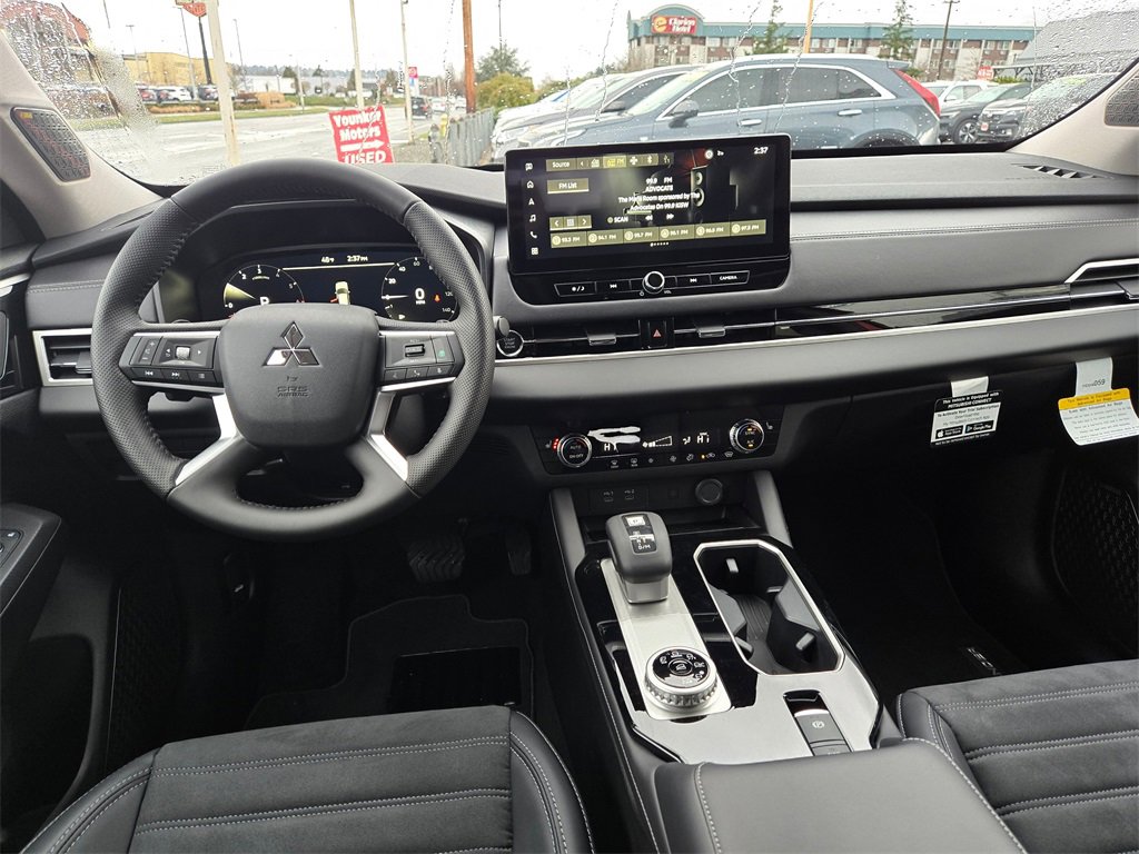 New 2025 Mitsubishi Outlander SE image 7