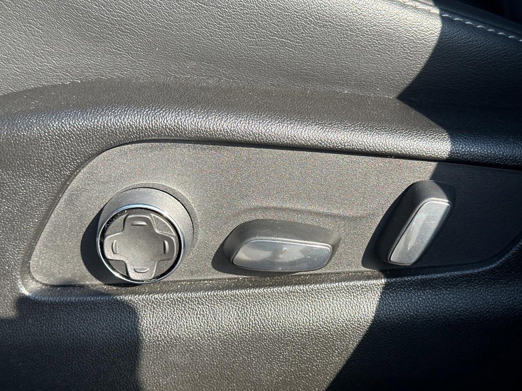 Certified 2025 Cadillac XT4 Premium Luxury image 19