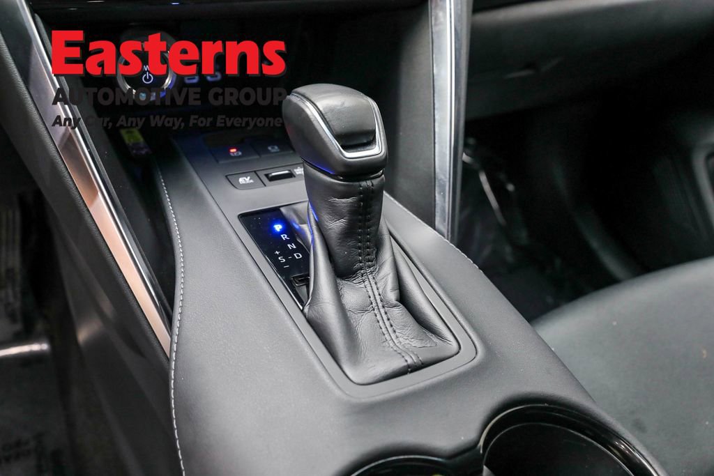 Used 2024 Toyota Venza LE image 12