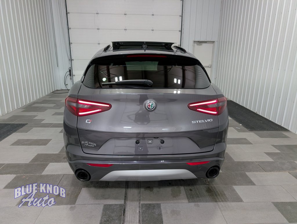 Used 2023 Alfa Romeo Stelvio Ti AWD/4WD image 3