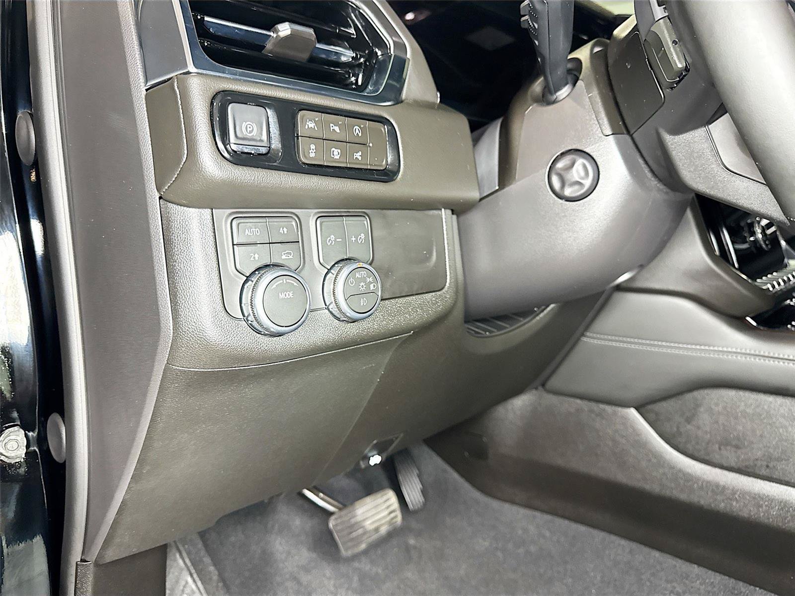 Used 2026 GMC Yukon Denali w/ Sun & Power Step Package AWD/4WD image 6