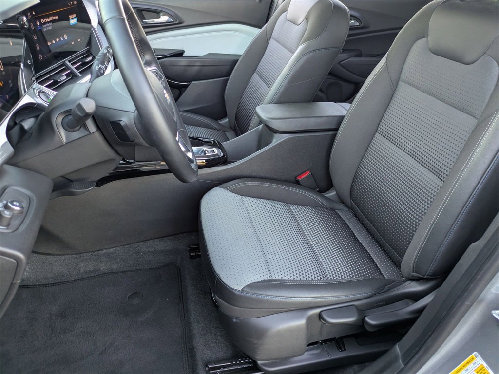 Used 2025 Chevrolet Trax LT w/ LT Convenience Package image 14