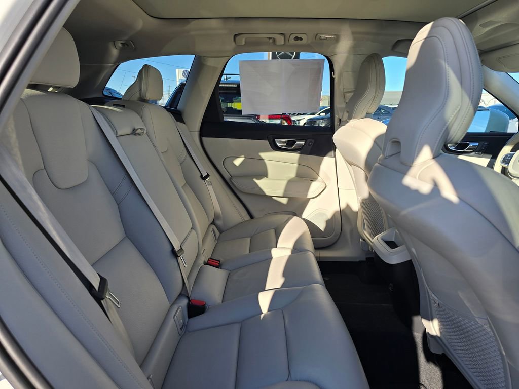 Used 2022 Volvo XC60 B5 Momentum image 12