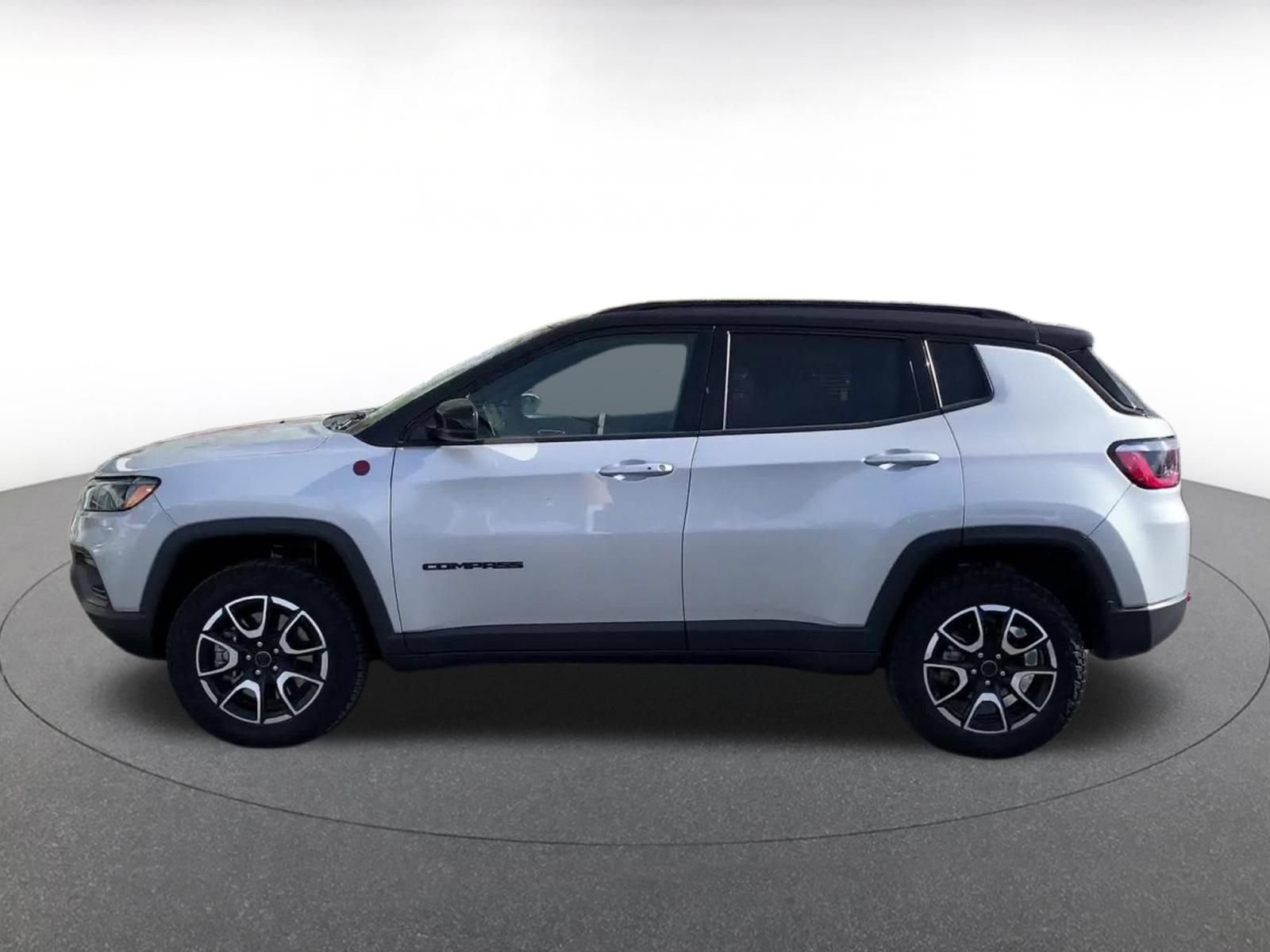 Used 2025 Jeep Compass Trailhawk AWD/4WD image 9