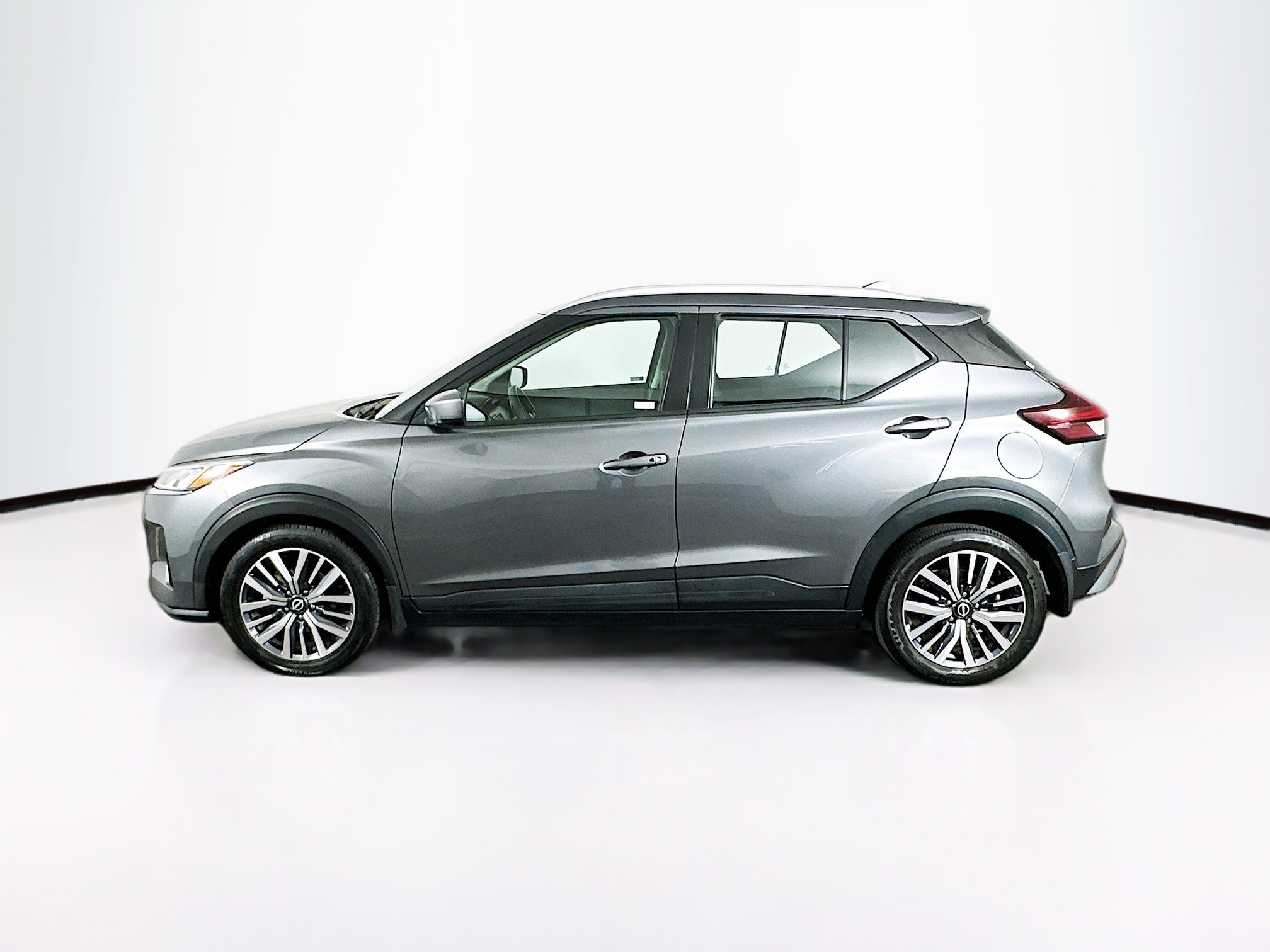Used 2023 Nissan Kicks SV image 4