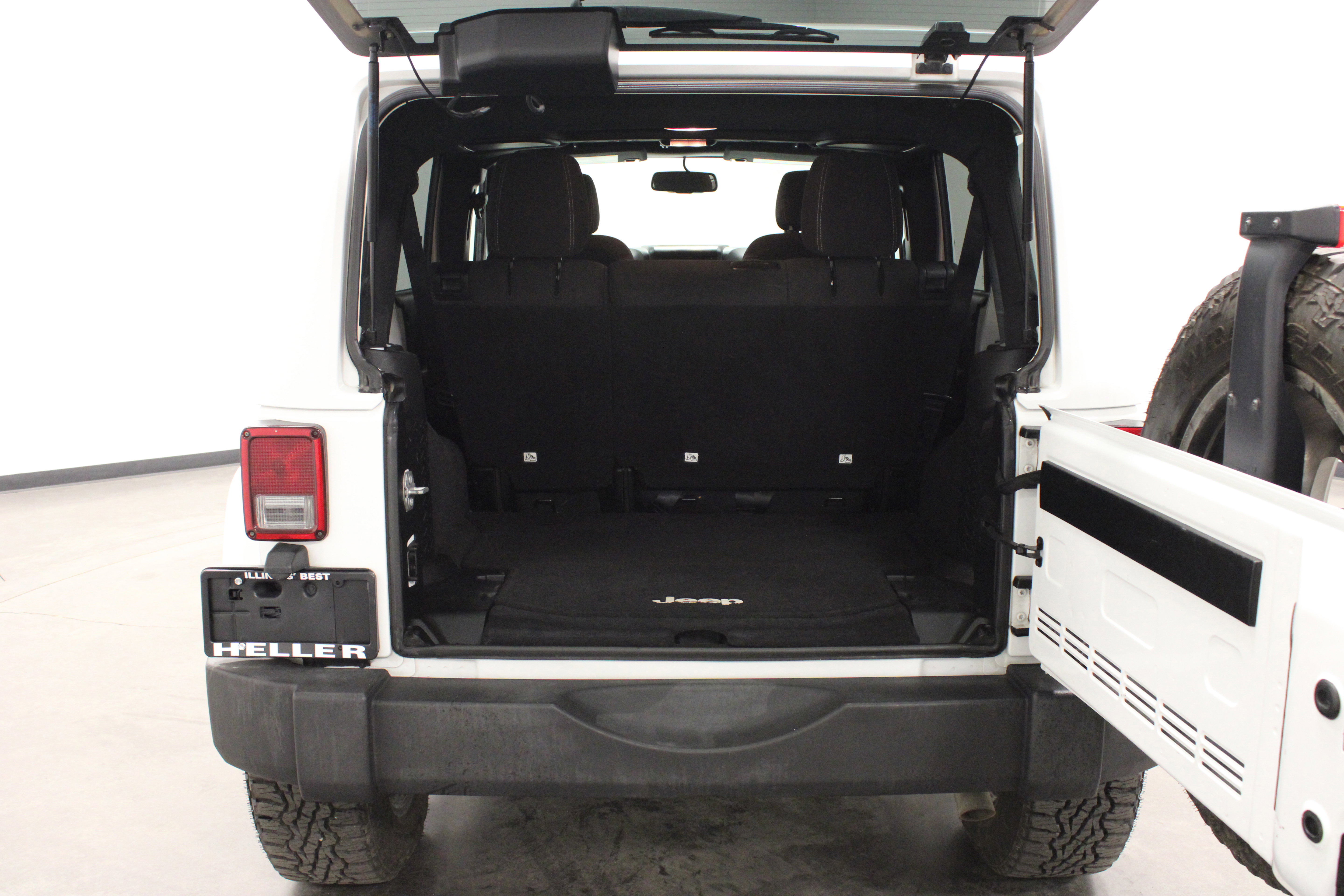 Used 2016 Jeep Wrangler Unlimited Rubicon w/ Connectivity Group AWD/4WD image 14