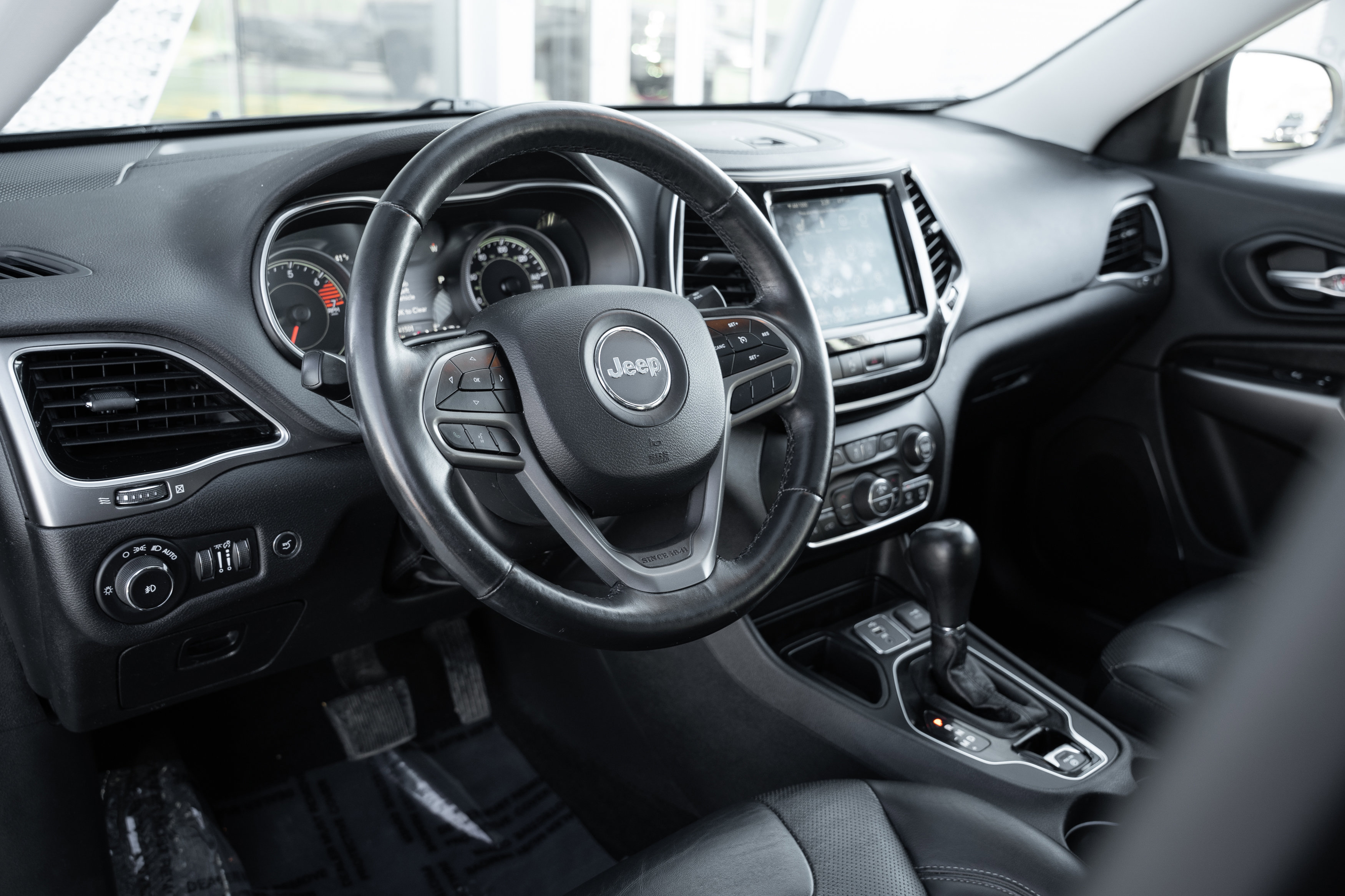Used 2019 Jeep Cherokee Limited image 10