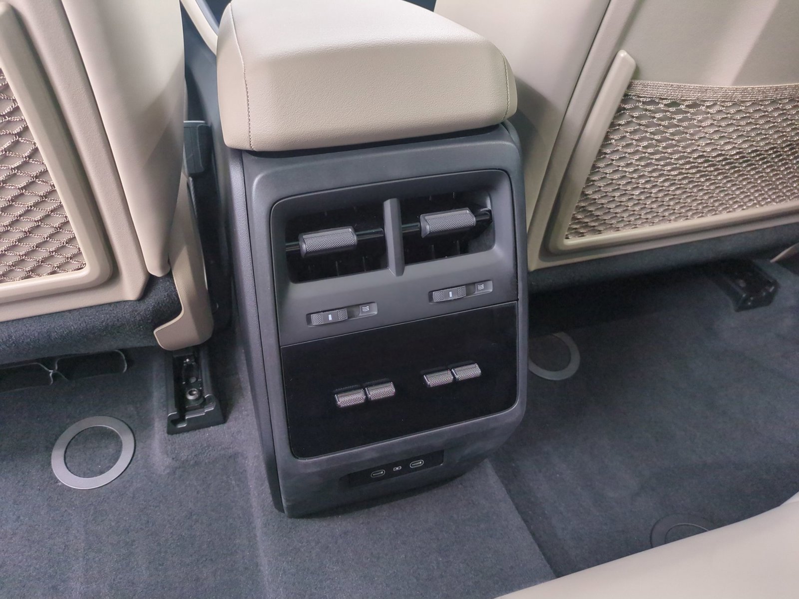 Certified 2025 Porsche Macan Electric RWD image 19