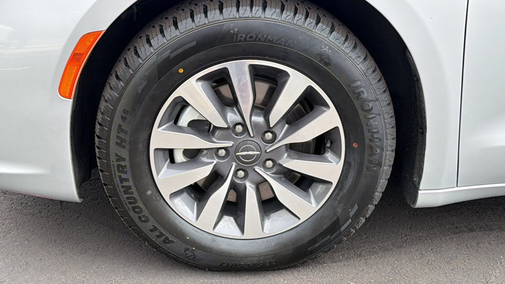 Used 2024 Chrysler Pacifica Limited FWD image 9