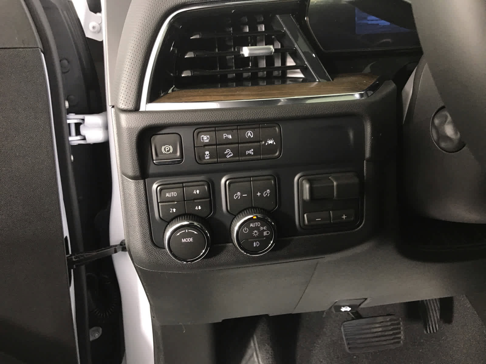 New 2026 Chevrolet Suburban High Country w/ Sun And Tow Package image 33