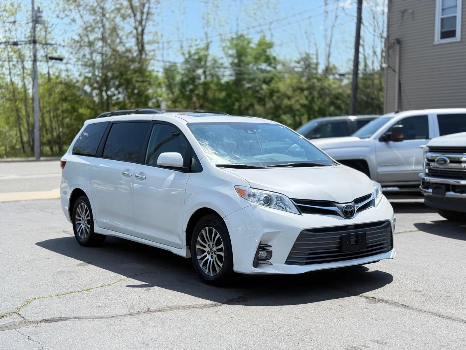Used 2019 Toyota Sienna XLE w/ XLE Navigation Package FWD image 4