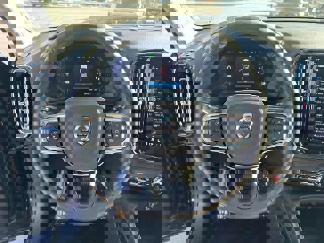 Used 2024 Volvo XC40 B5 Plus image 6