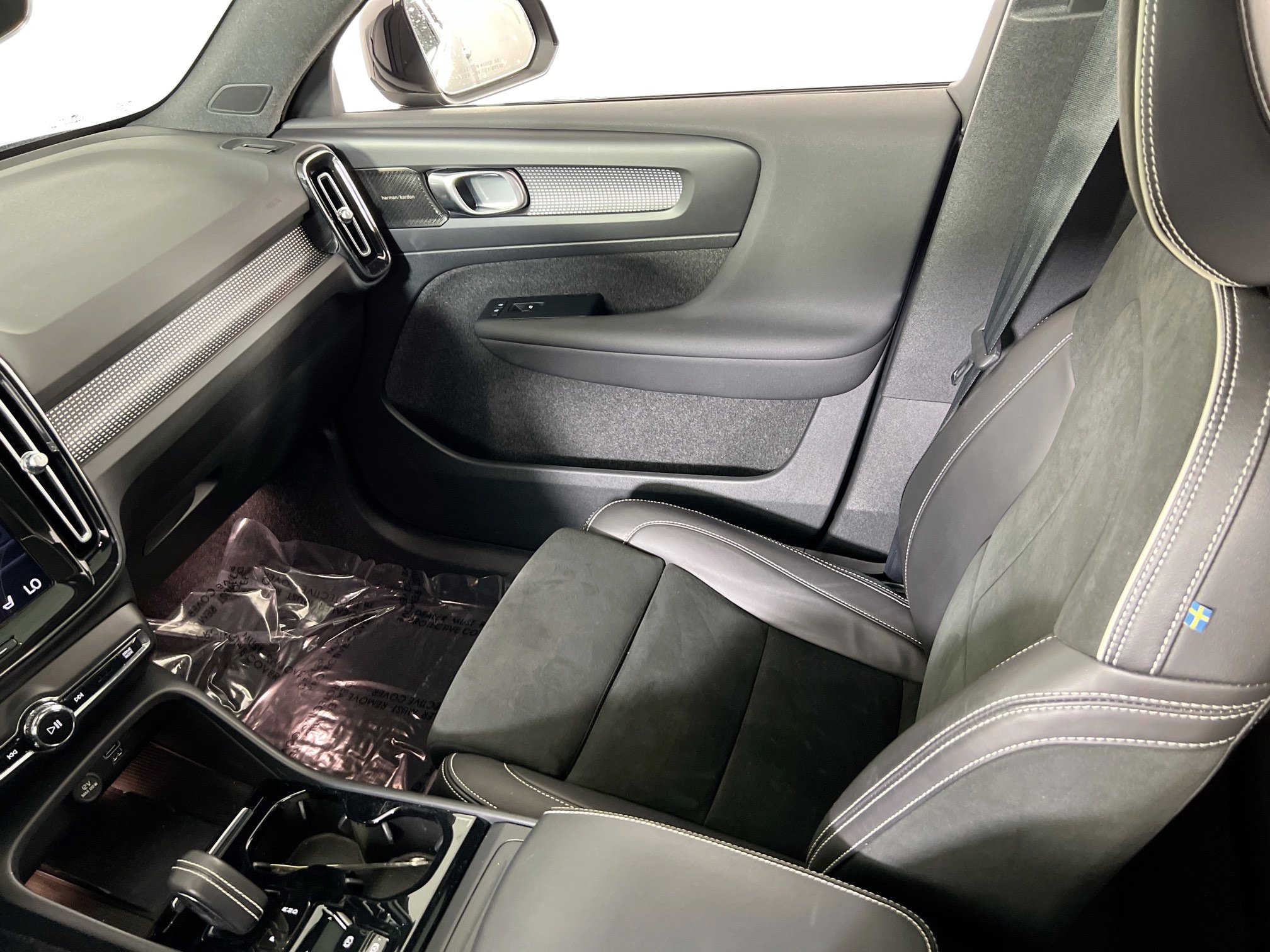 Used 2022 Volvo XC40 T5 R-Design w/ Advanced Package image 23