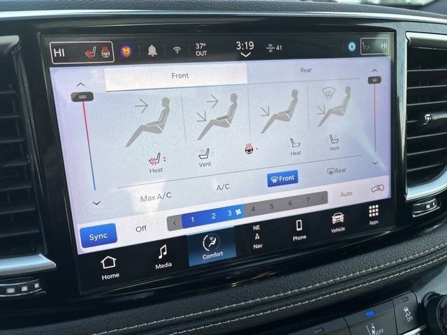 Used 2023 Chrysler Pacifica Limited w/ Uconnect Theater Family Group image 22