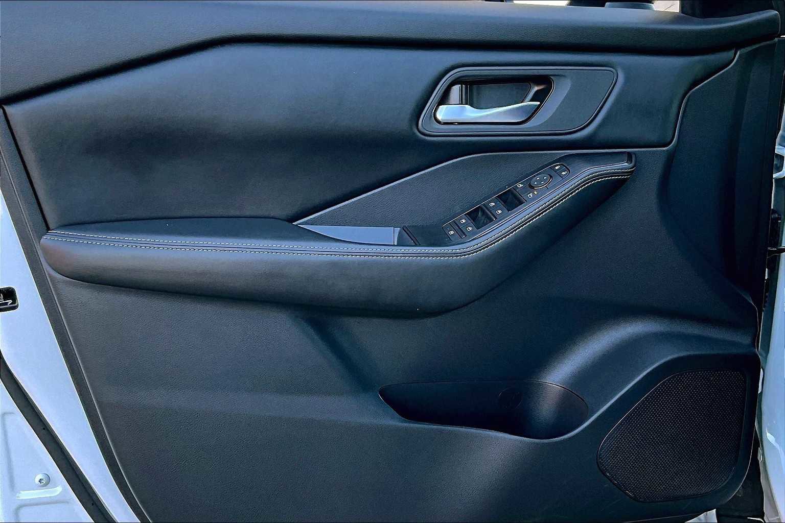 Used 2025 Nissan Rogue SV image 21