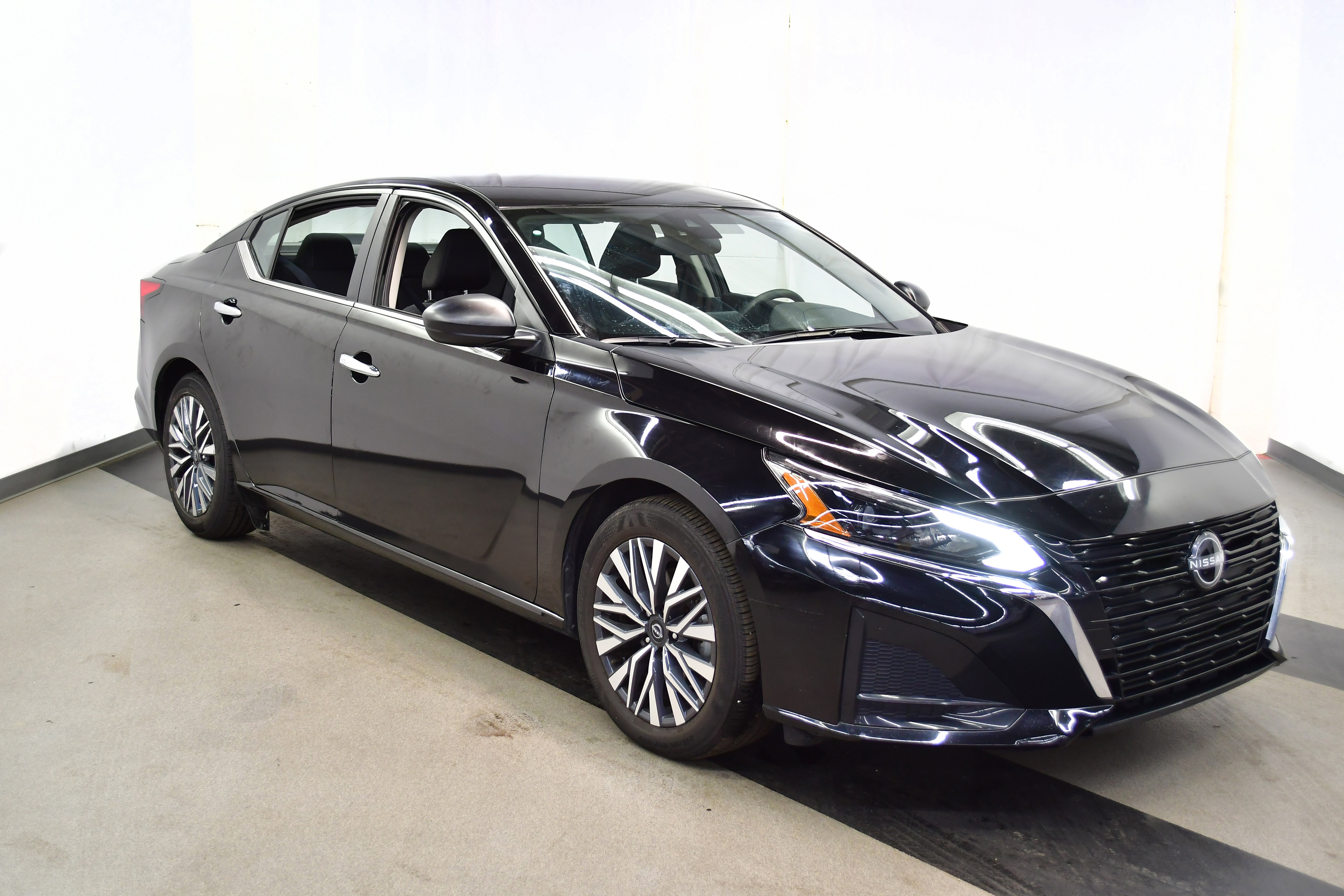 Used 2025 Nissan Altima 2.5 SV image 2