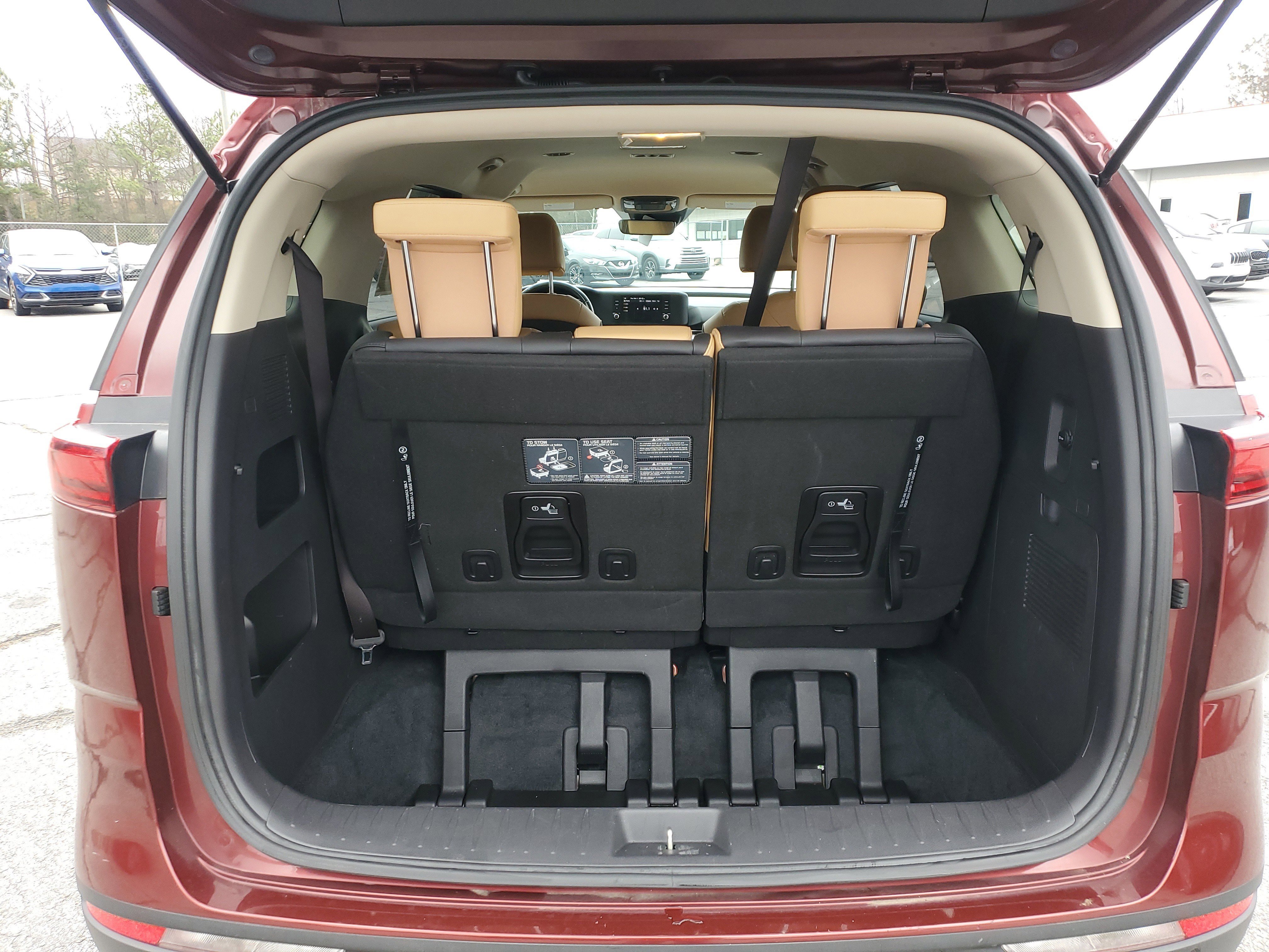 Used 2023 Kia Carnival LX image 8