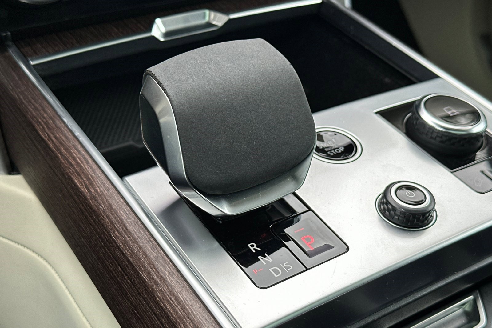 Used 2023 Land Rover Range Rover Long Wheelbase SE image 24