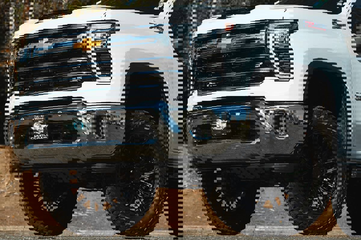 Used 2024 Chevrolet Silverado 2500 LTZ w/ LTZ Convenience Package image 2