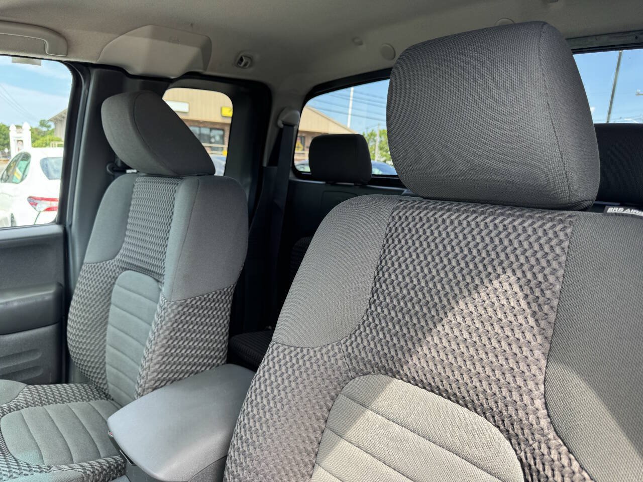 Used 2015 Nissan Frontier SV AWD/4WD image 9