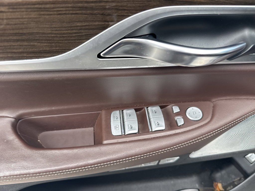 Used 2018 BMW 750i image 9