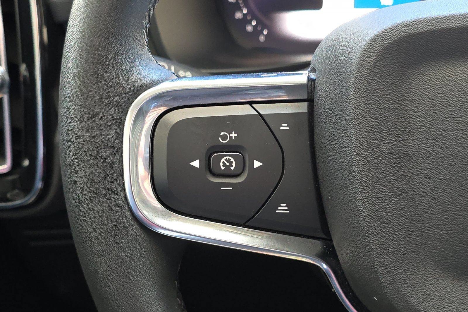 Used 2023 Volvo XC40 B5 Ultimate AWD/4WD image 28