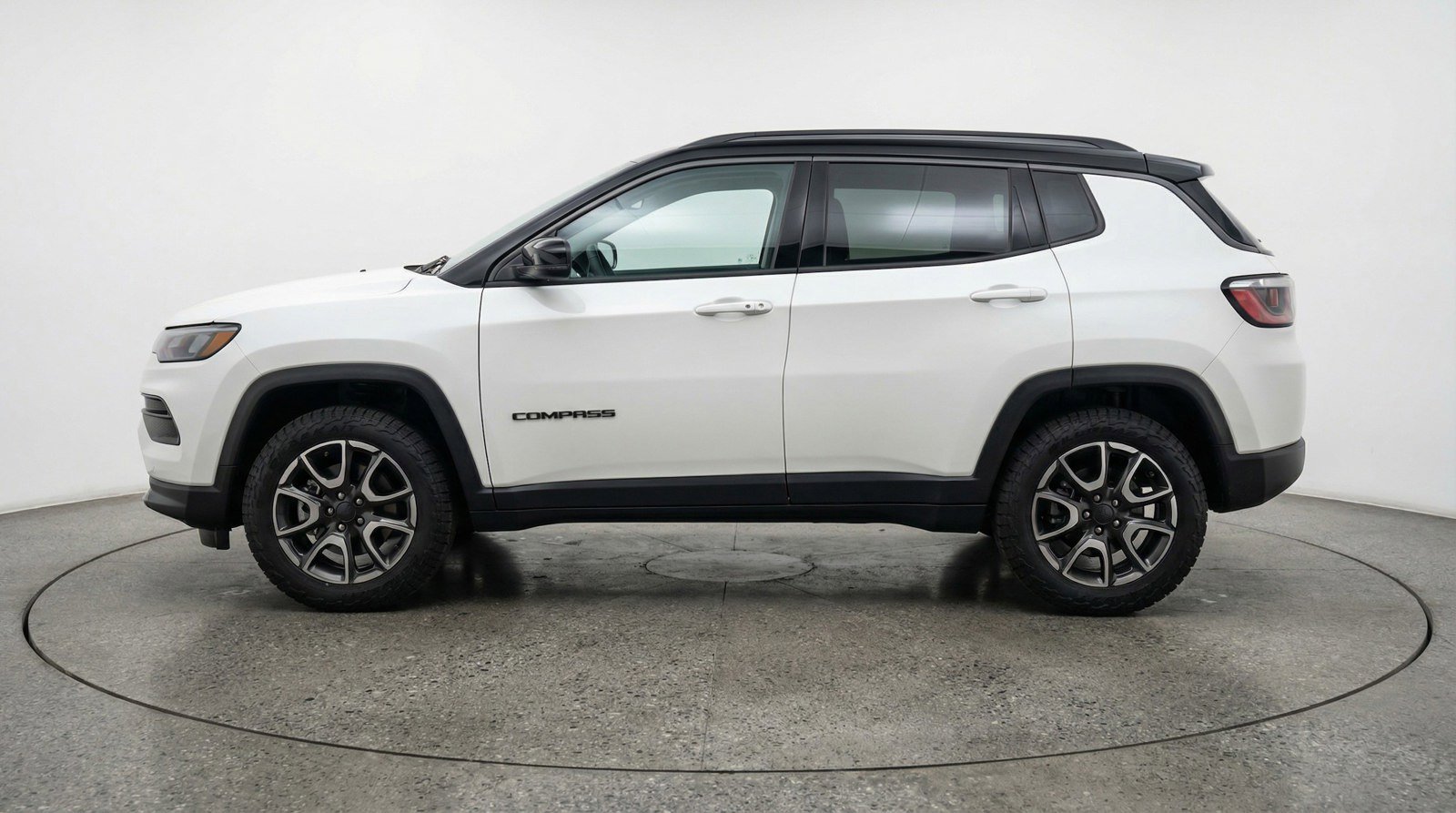 Used 2025 Jeep Compass Trailhawk AWD/4WD image 4