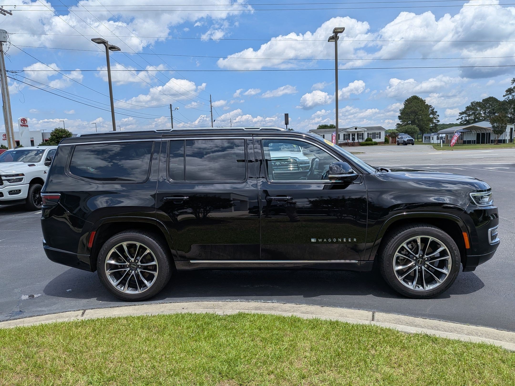 Certified 2025 Jeep Wagoneer Series III w/ Premium Group I AWD/4WD image 4