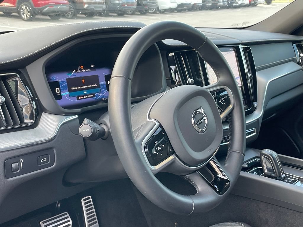 Used 2022 Volvo XC60 B5 R-Design AWD/4WD image 9