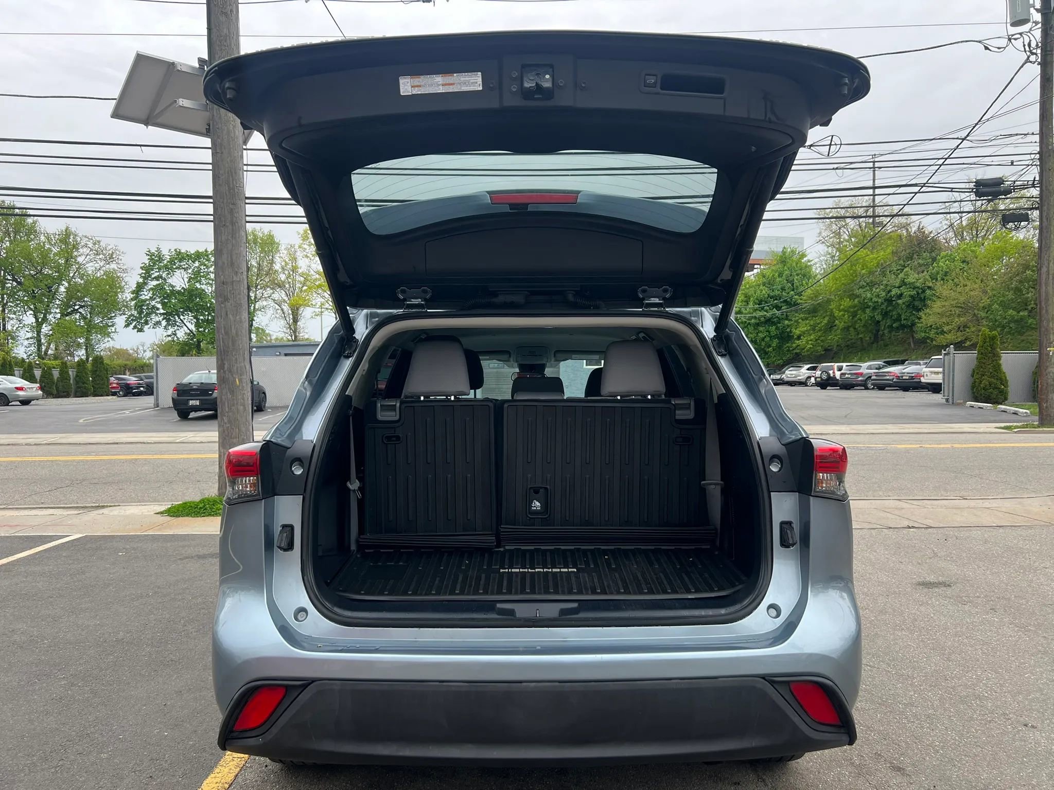 Used 2022 Toyota Highlander LE AWD/4WD image 9